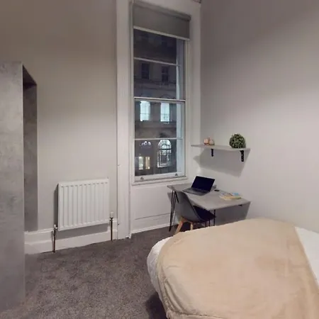Queens Road Four Bedroom Flat アパート