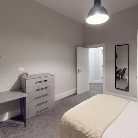 דירה Queens Road Four Bedroom Flat *