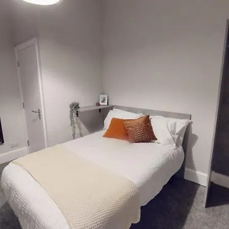 דירה Queens Road Four Bedroom Flat