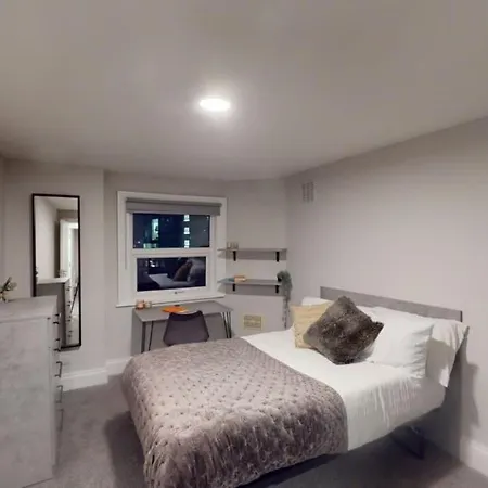 Queens Road Four Bedroom Flat דירה