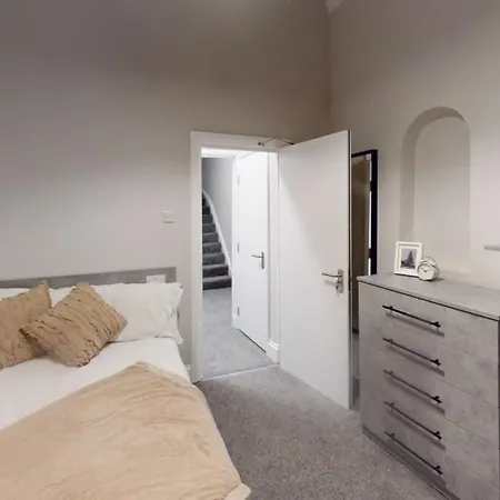 Queens Road Four Bedroom Flat Lägenhet *