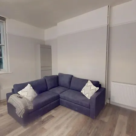 Queens Road Four Bedroom Flat * بريستول