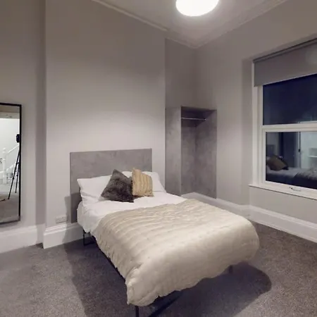 Queens Road Four Bedroom Flat Lägenhet *