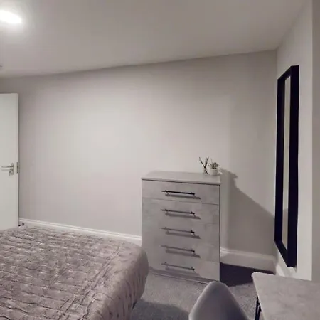 شقة Queens Road Four Bedroom Flat *